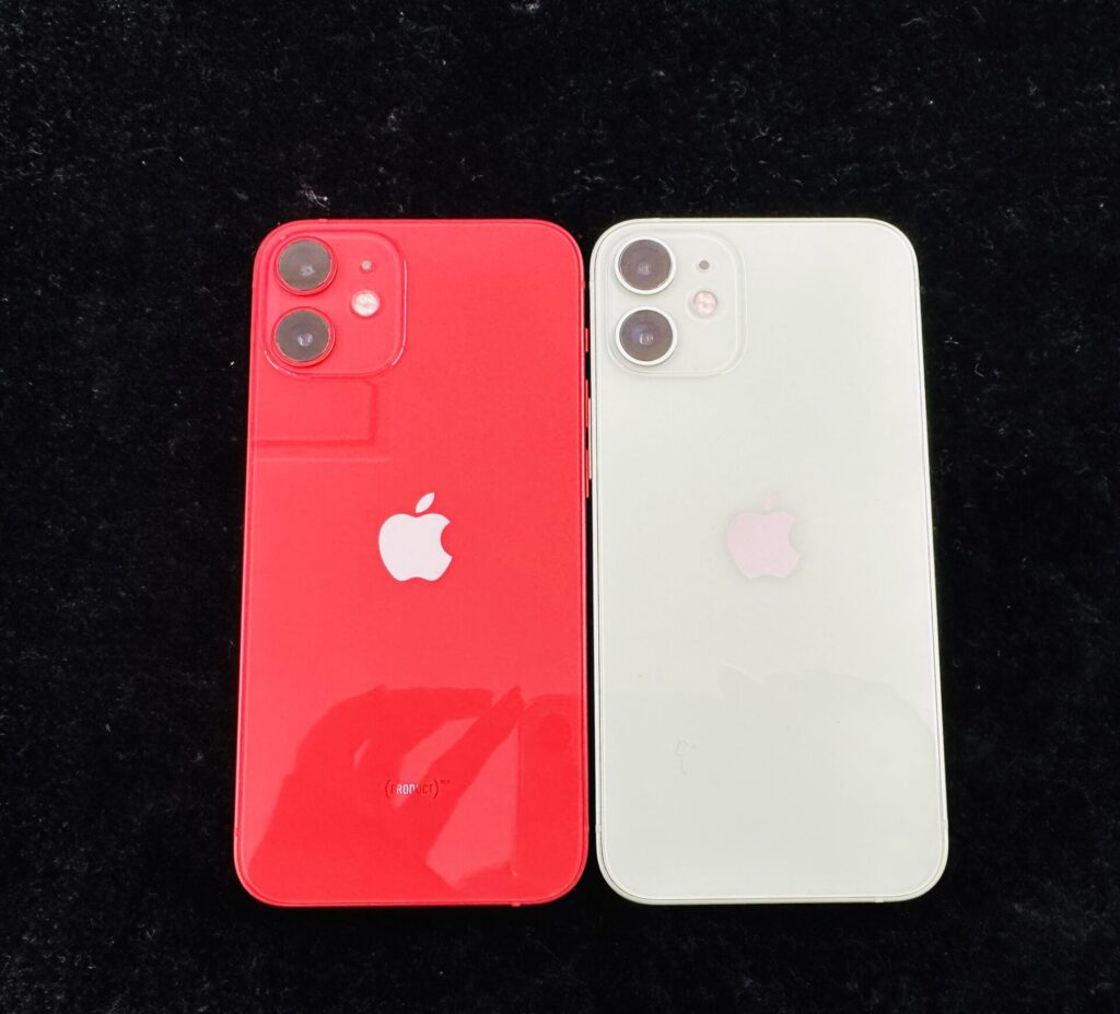 iPhone12miniの写真。レッドとグリーン。