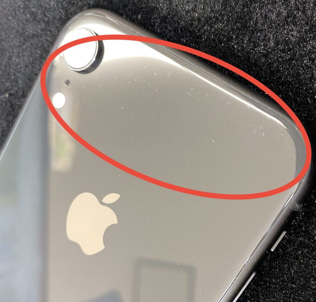 iPhoneの背面に一見汚れの様に見える細かなケース跡がある写真
