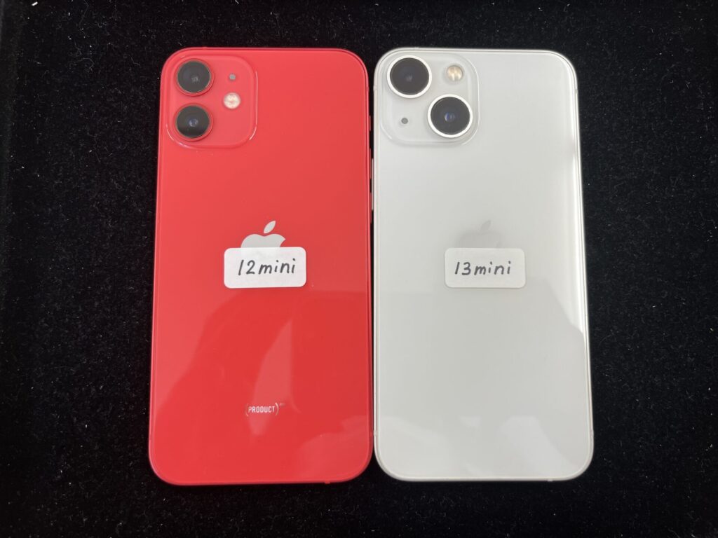 iPhone12miniとiPhone13miniの大きさの違いを比較する写真。