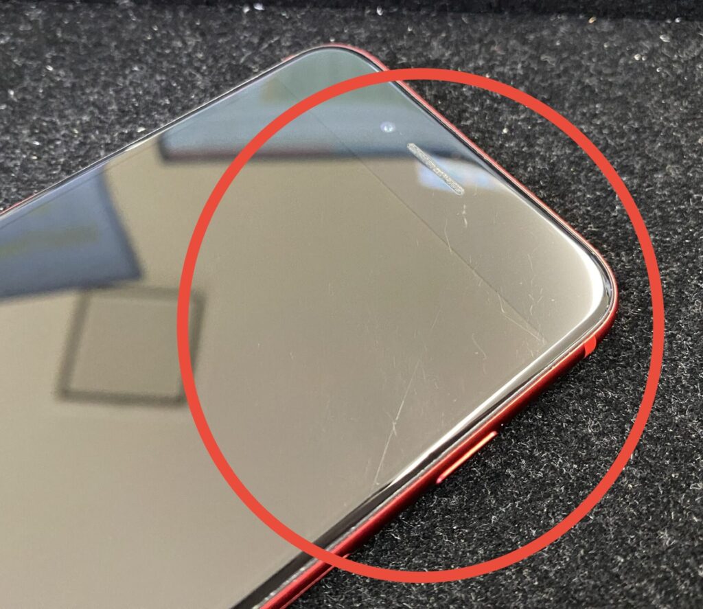 iPhoneの液晶画面に傷がある写真。