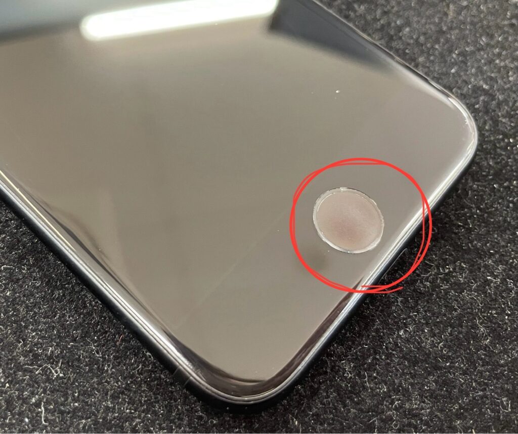 iPhoneSE第2世代のホームボタンがヤケている症状の写真。

